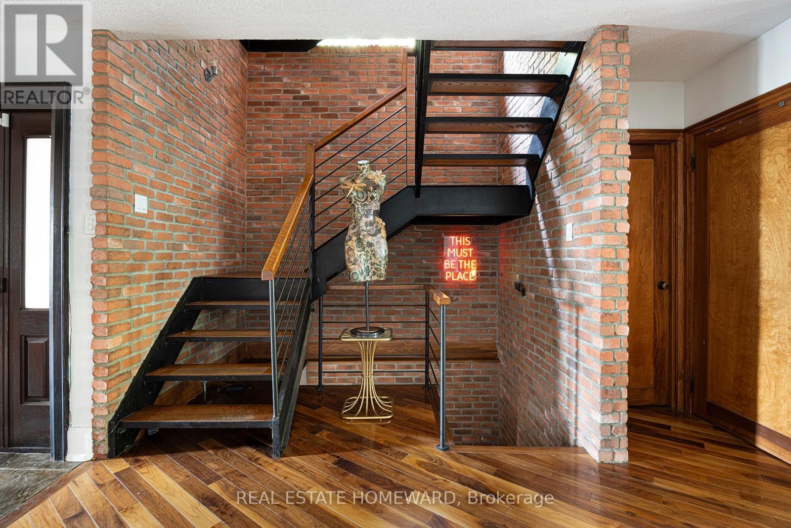 












2 PARK AVENUE

,
Toronto (The Beaches),




Ontario
M4E1B6

