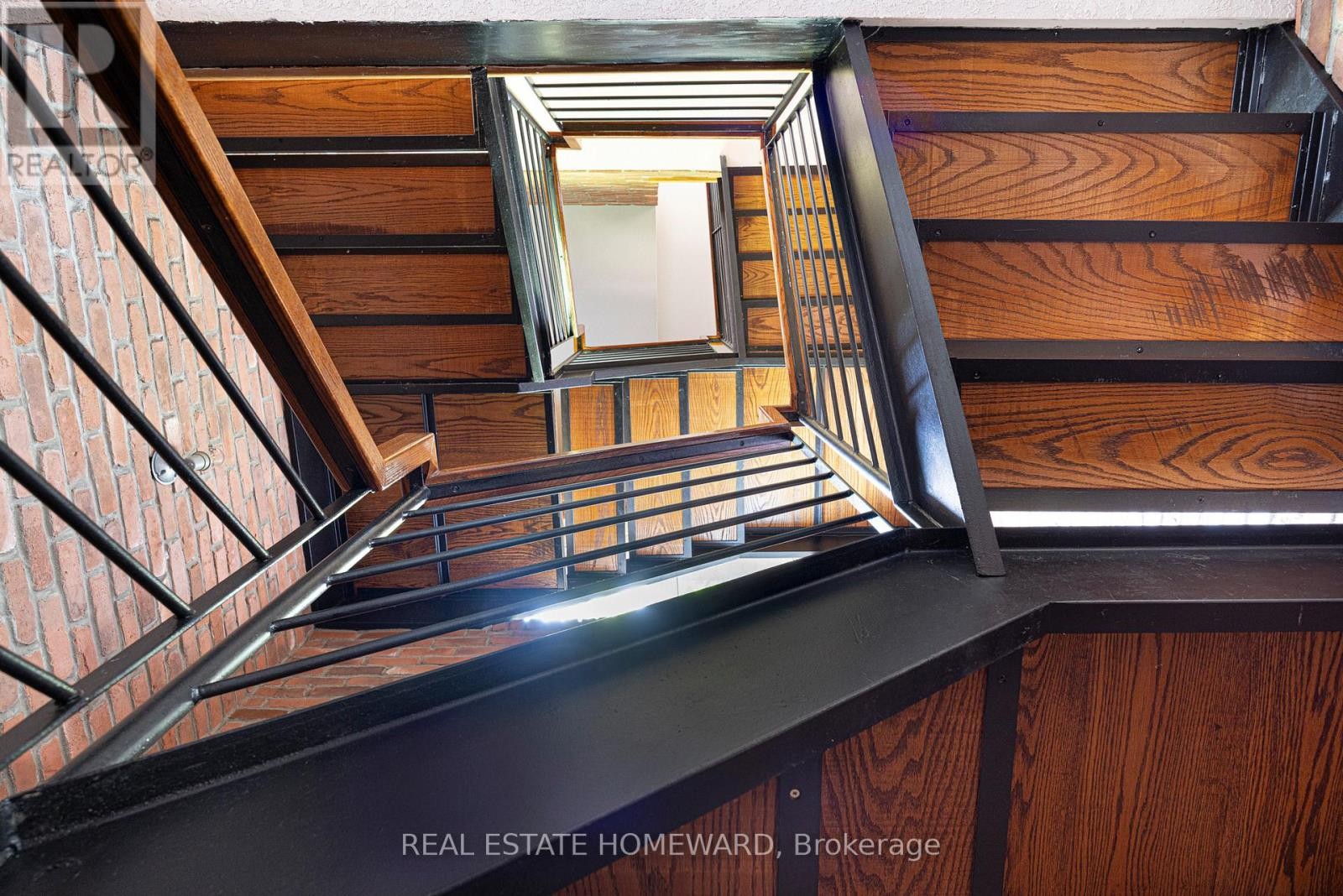 












2 PARK AVENUE

,
Toronto (The Beaches),




Ontario
M4E1B6

