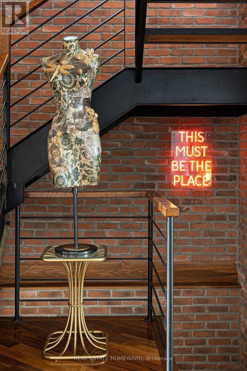 












2 PARK AVENUE

,
Toronto (The Beaches),




Ontario
M4E1B6

