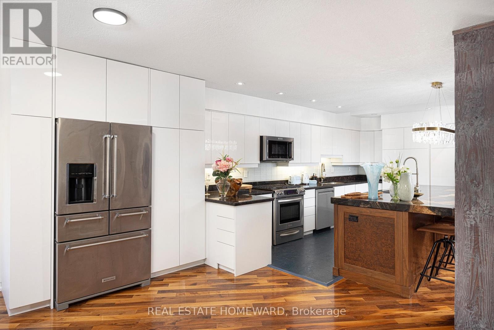 












2 PARK AVENUE

,
Toronto (The Beaches),




Ontario
M4E1B6

