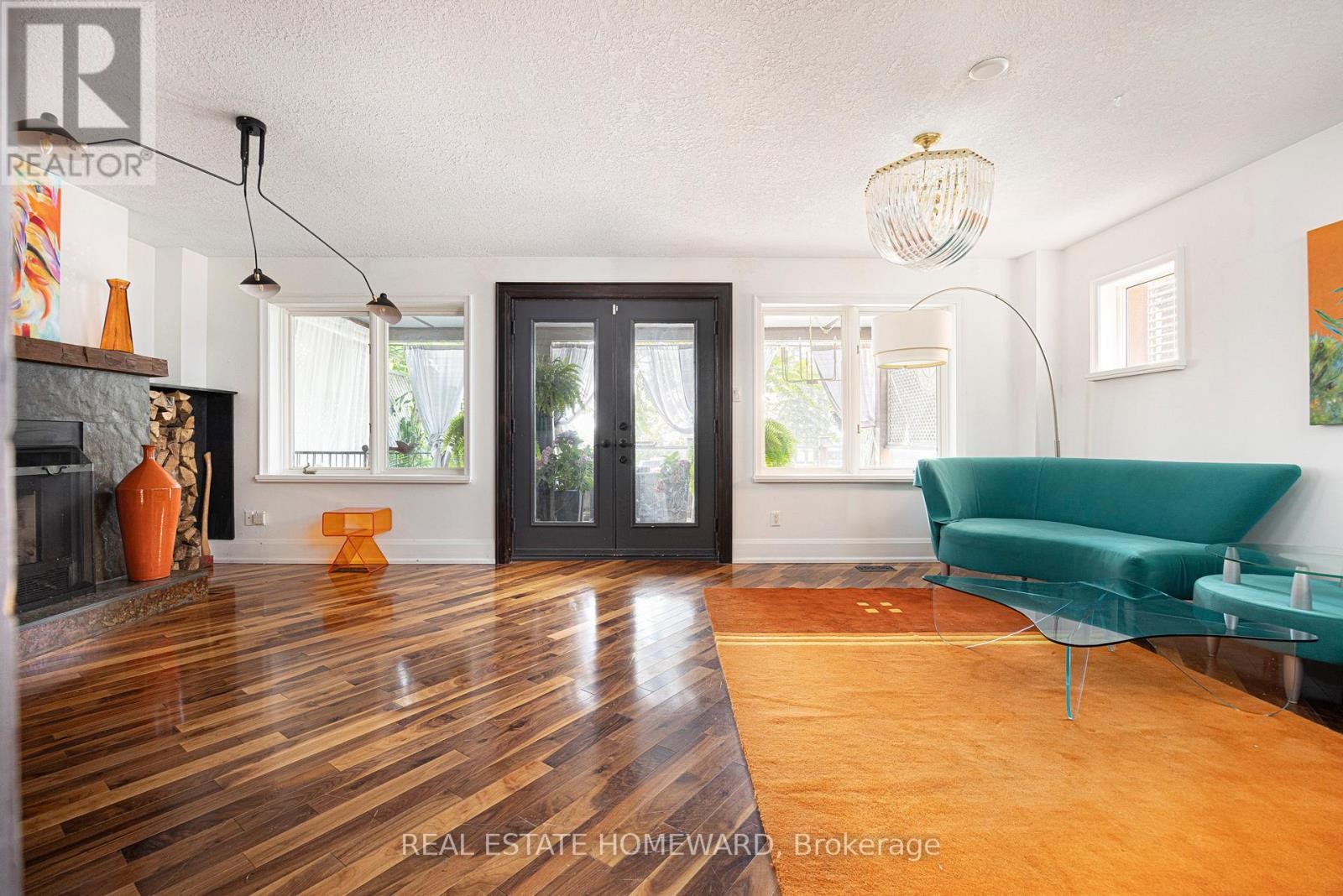 












2 PARK AVENUE

,
Toronto (The Beaches),




Ontario
M4E1B6

