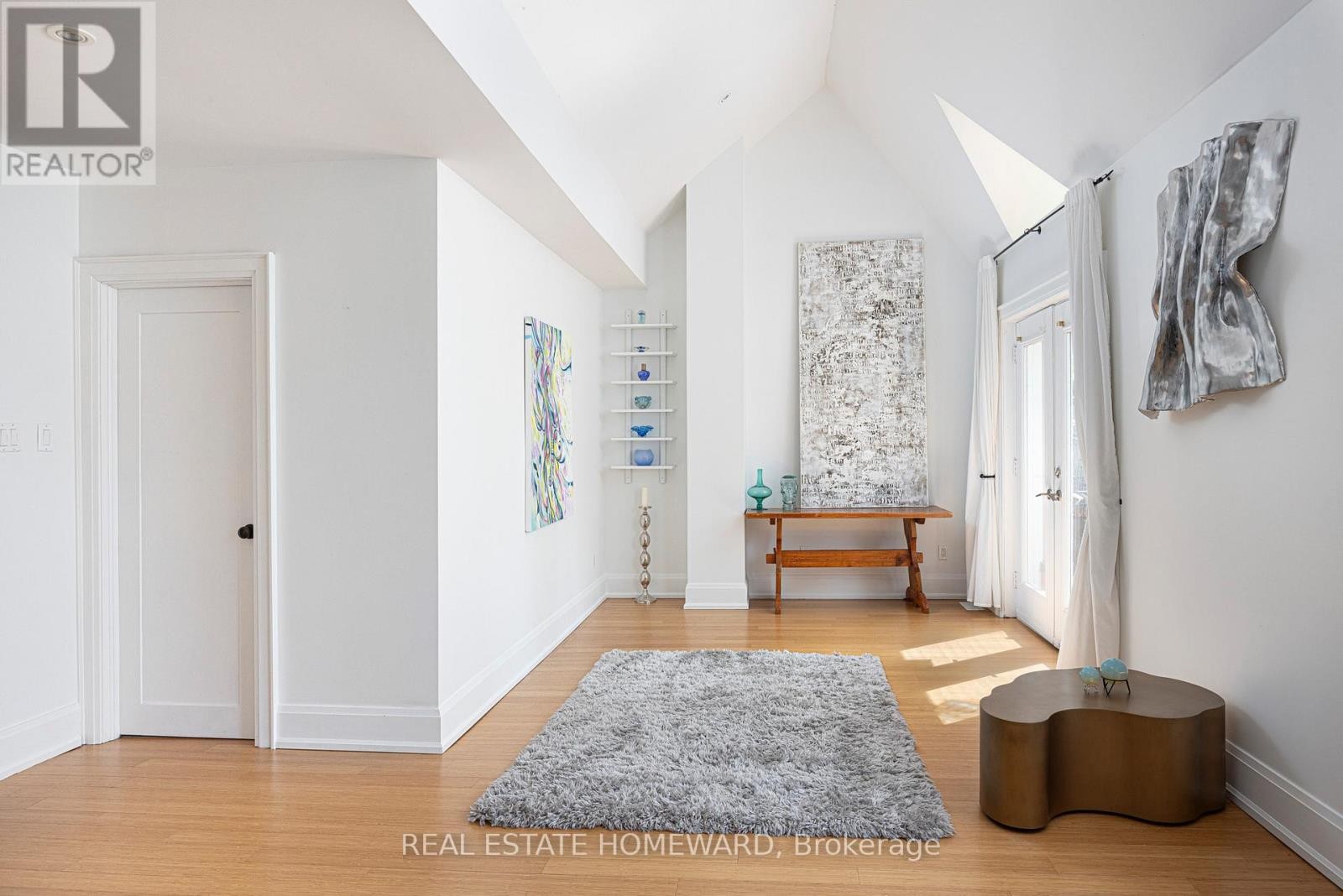 












2 PARK AVENUE

,
Toronto (The Beaches),




Ontario
M4E1B6

