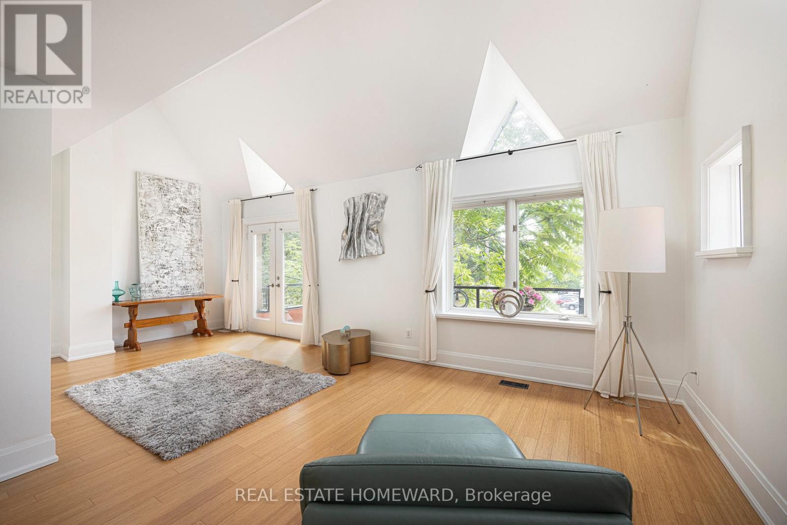 












2 PARK AVENUE

,
Toronto (The Beaches),




Ontario
M4E1B6

