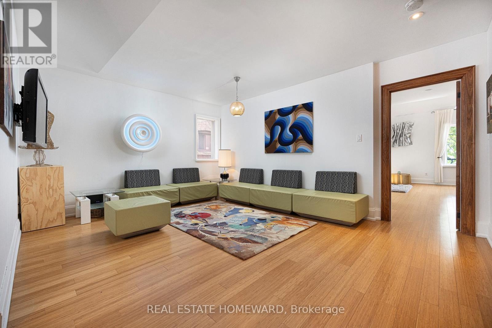 












2 PARK AVENUE

,
Toronto (The Beaches),




Ontario
M4E1B6

