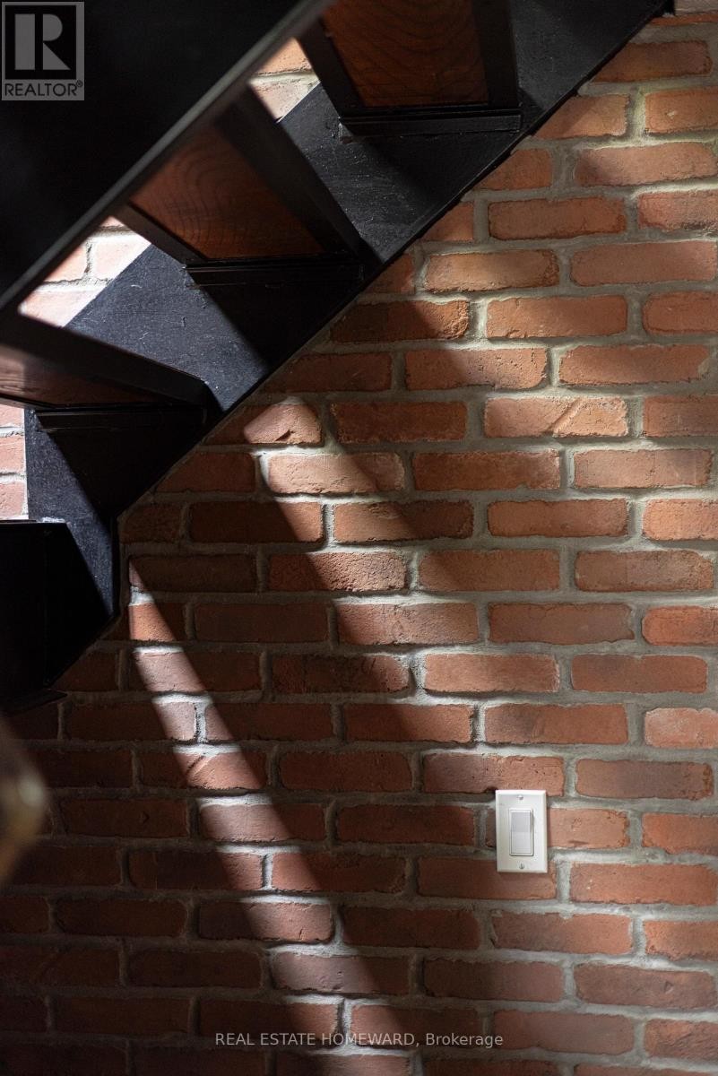 












2 PARK AVENUE

,
Toronto (The Beaches),




Ontario
M4E1B6

