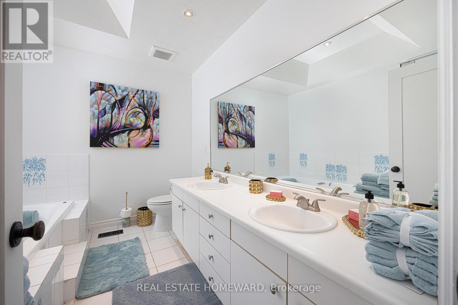 












2 PARK AVENUE

,
Toronto (The Beaches),




Ontario
M4E1B6

