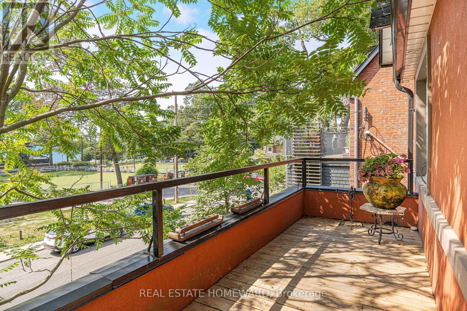 












2 PARK AVENUE

,
Toronto (The Beaches),




Ontario
M4E1B6

