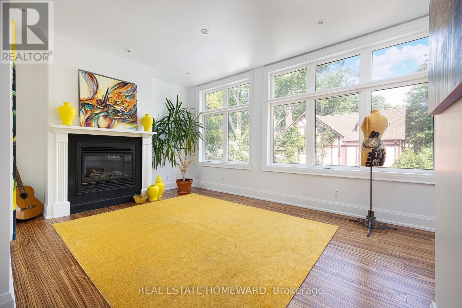 












2 PARK AVENUE

,
Toronto (The Beaches),




Ontario
M4E1B6

