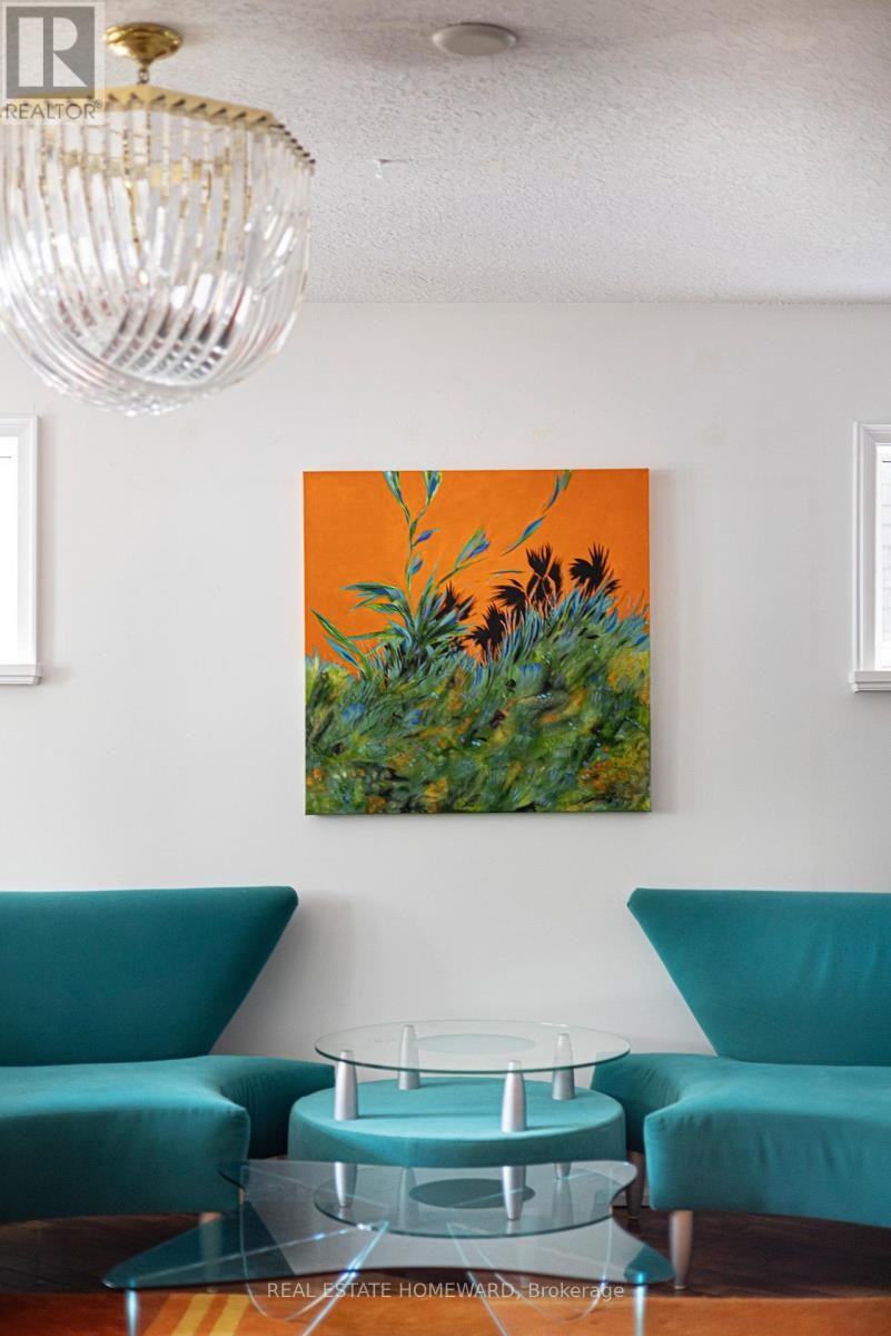 












2 PARK AVENUE

,
Toronto (The Beaches),




Ontario
M4E1B6

