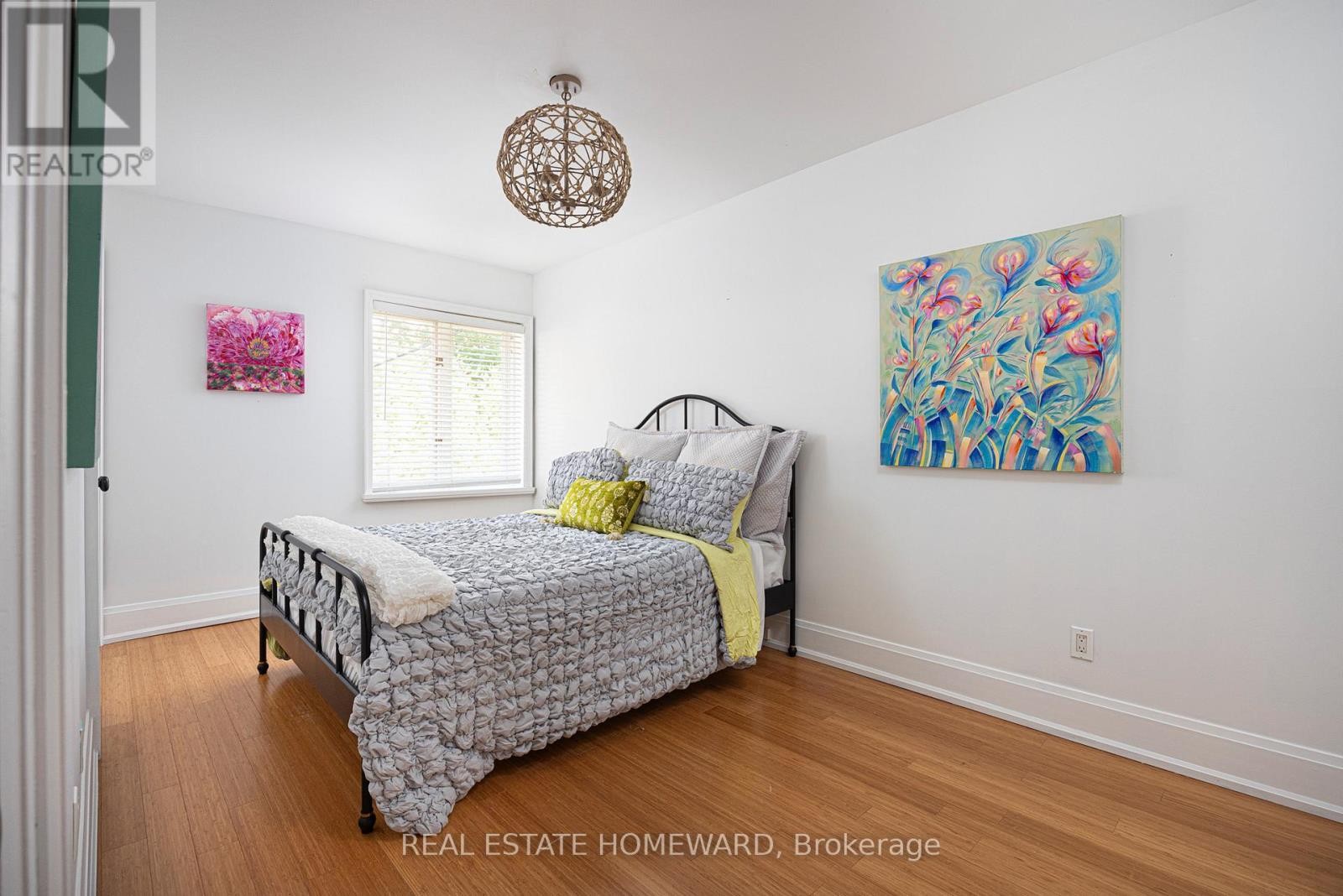 












2 PARK AVENUE

,
Toronto (The Beaches),




Ontario
M4E1B6

