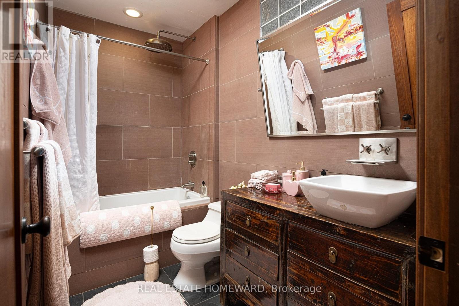 












2 PARK AVENUE

,
Toronto (The Beaches),




Ontario
M4E1B6

