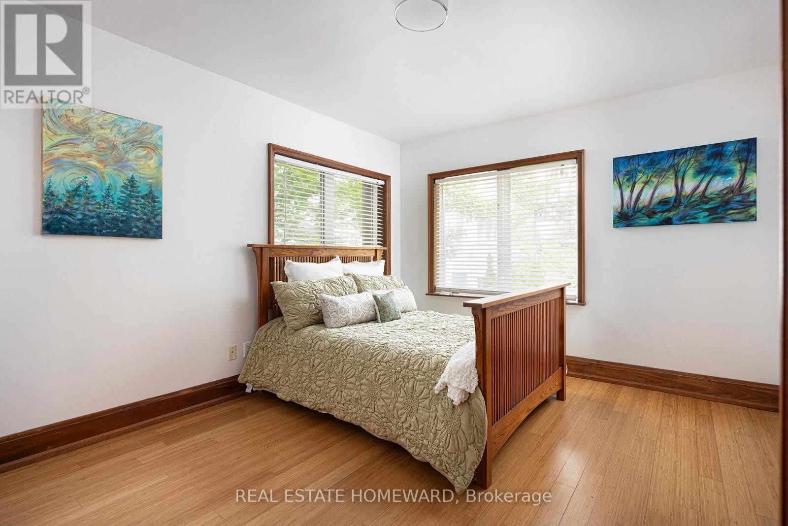 












2 PARK AVENUE

,
Toronto (The Beaches),




Ontario
M4E1B6

