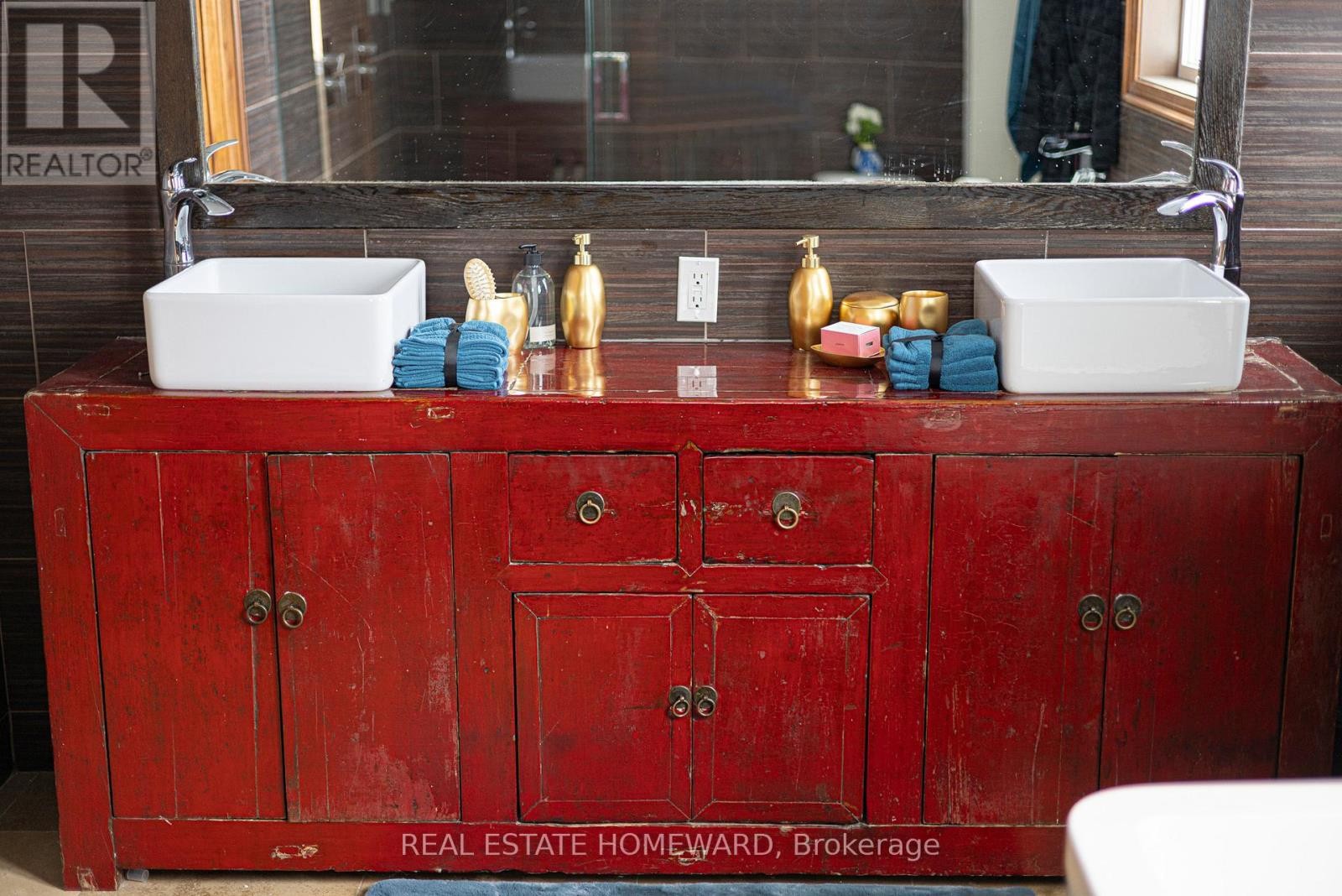 












2 PARK AVENUE

,
Toronto (The Beaches),




Ontario
M4E1B6

