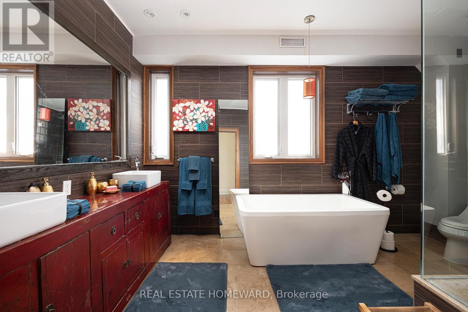 












2 PARK AVENUE

,
Toronto (The Beaches),




Ontario
M4E1B6

