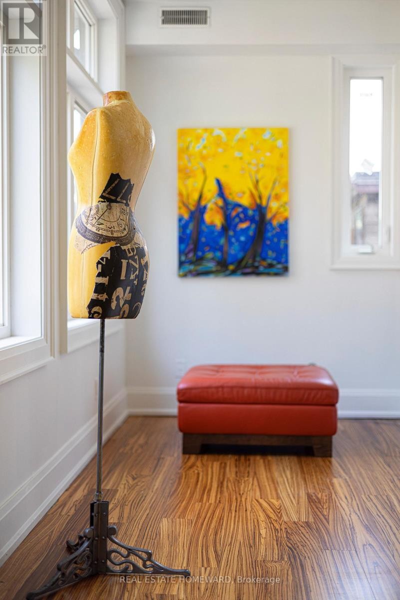 












2 PARK AVENUE

,
Toronto (The Beaches),




Ontario
M4E1B6

