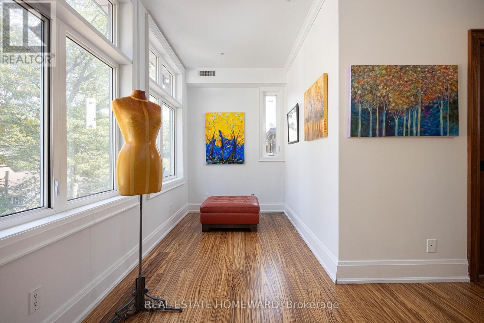 












2 PARK AVENUE

,
Toronto (The Beaches),




Ontario
M4E1B6

