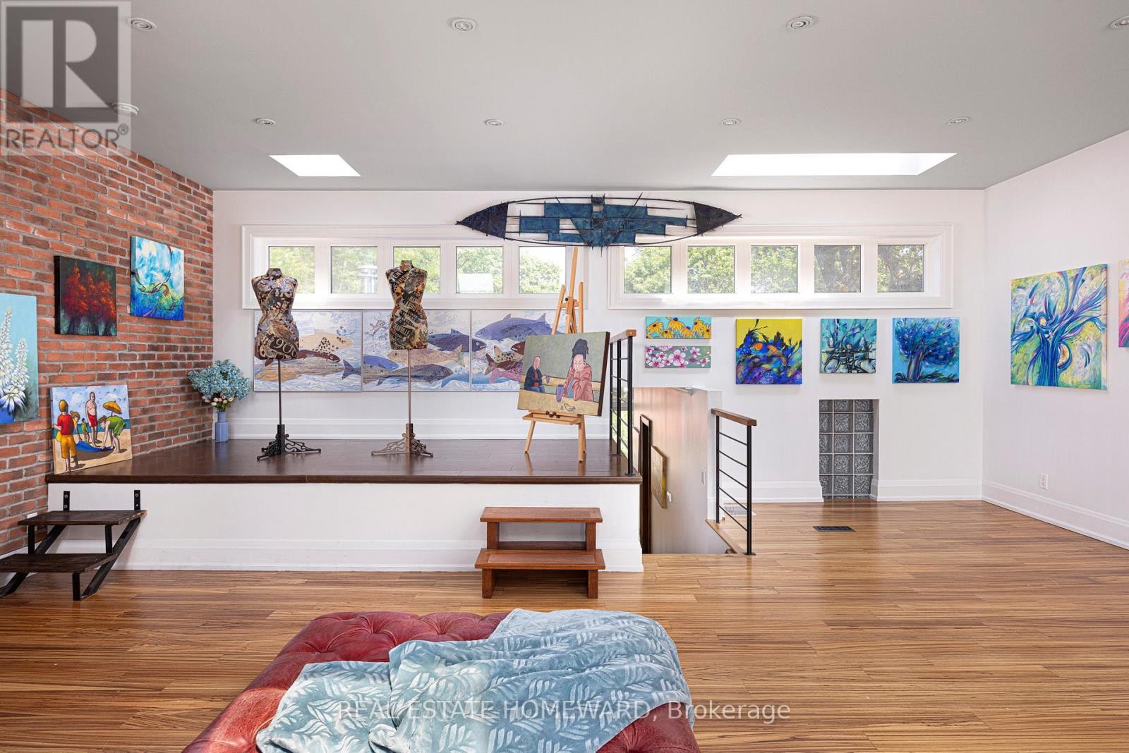 












2 PARK AVENUE

,
Toronto (The Beaches),




Ontario
M4E1B6

