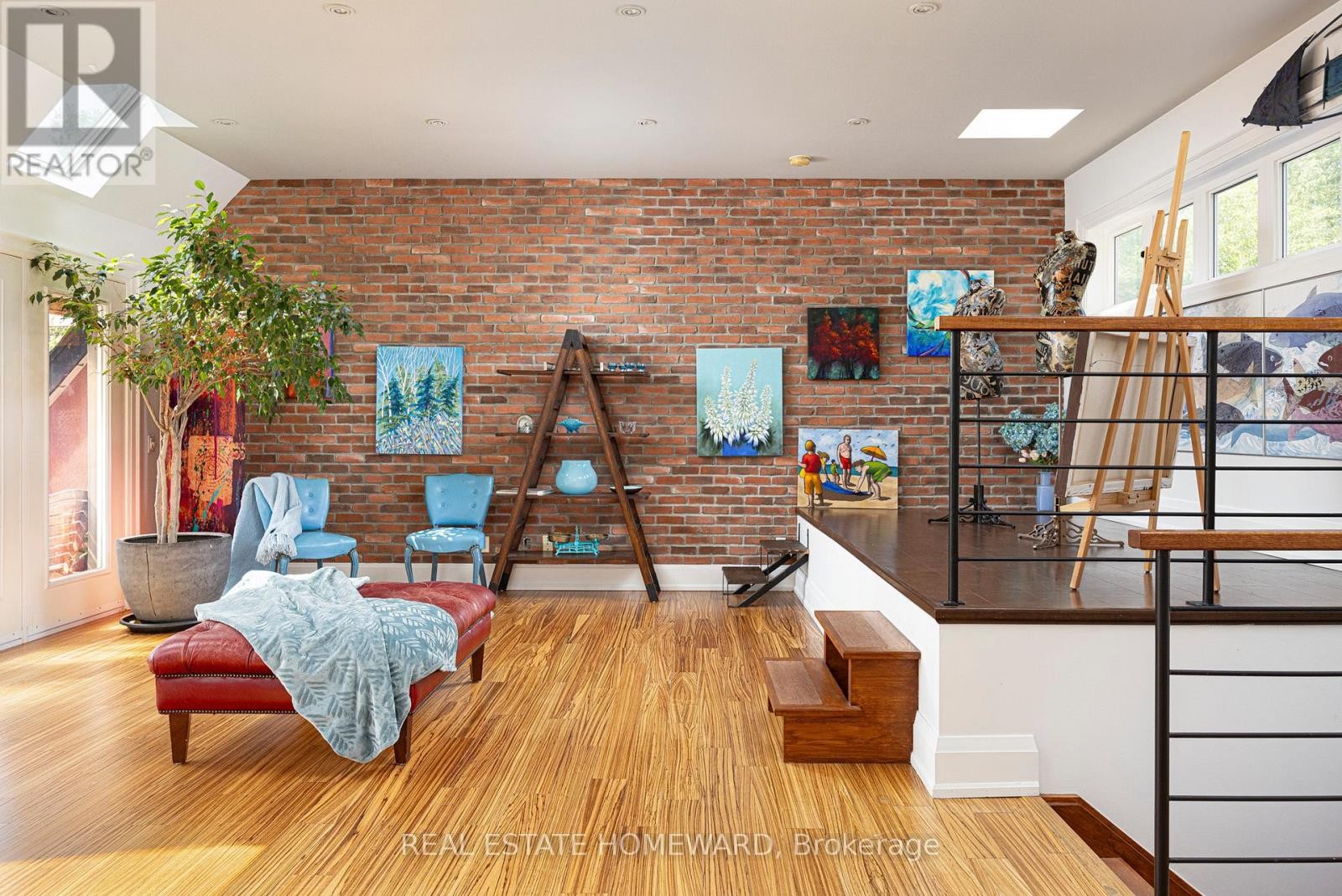 












2 PARK AVENUE

,
Toronto (The Beaches),




Ontario
M4E1B6

