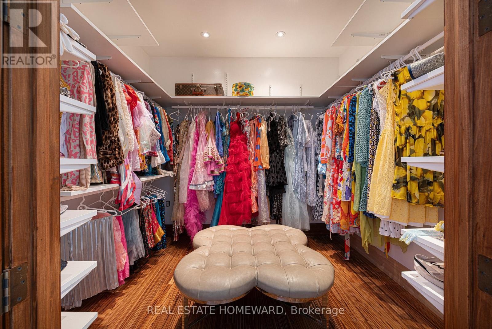 












2 PARK AVENUE

,
Toronto (The Beaches),




Ontario
M4E1B6

