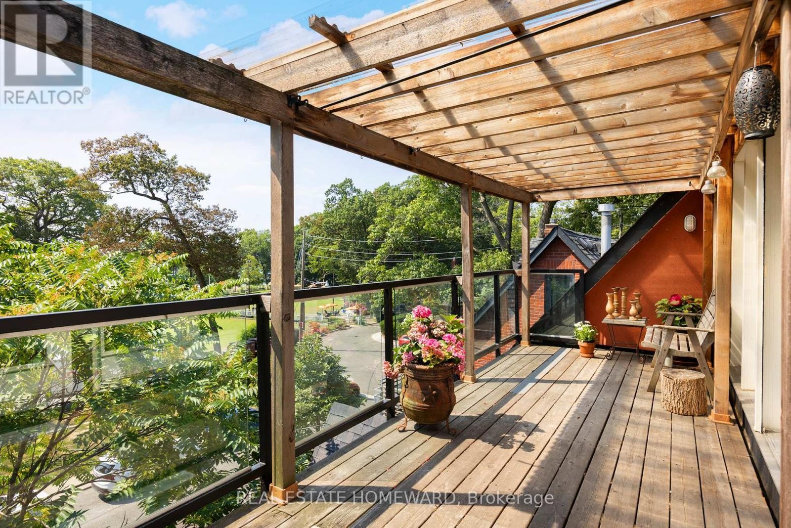 












2 PARK AVENUE

,
Toronto (The Beaches),




Ontario
M4E1B6

