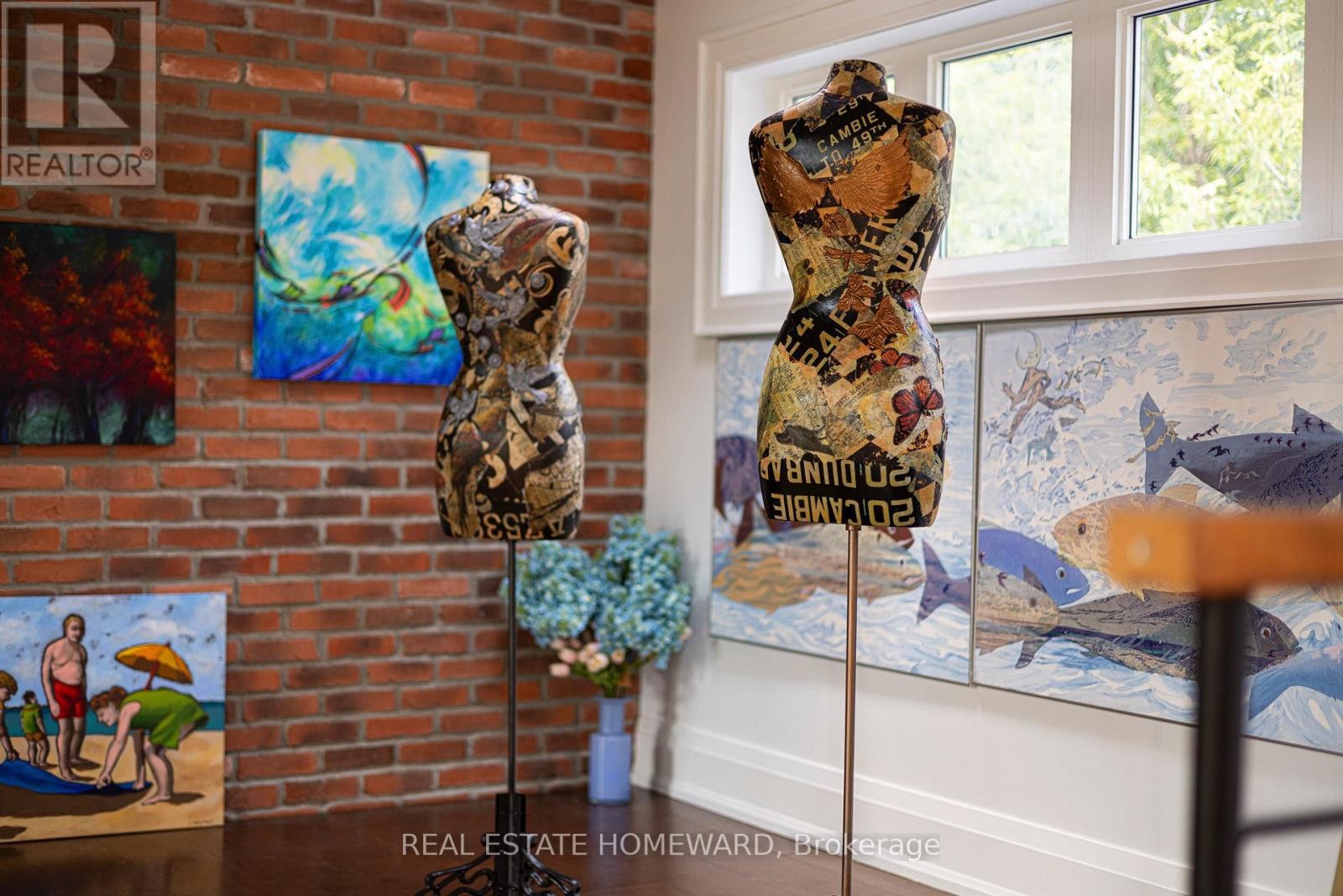 












2 PARK AVENUE

,
Toronto (The Beaches),




Ontario
M4E1B6

