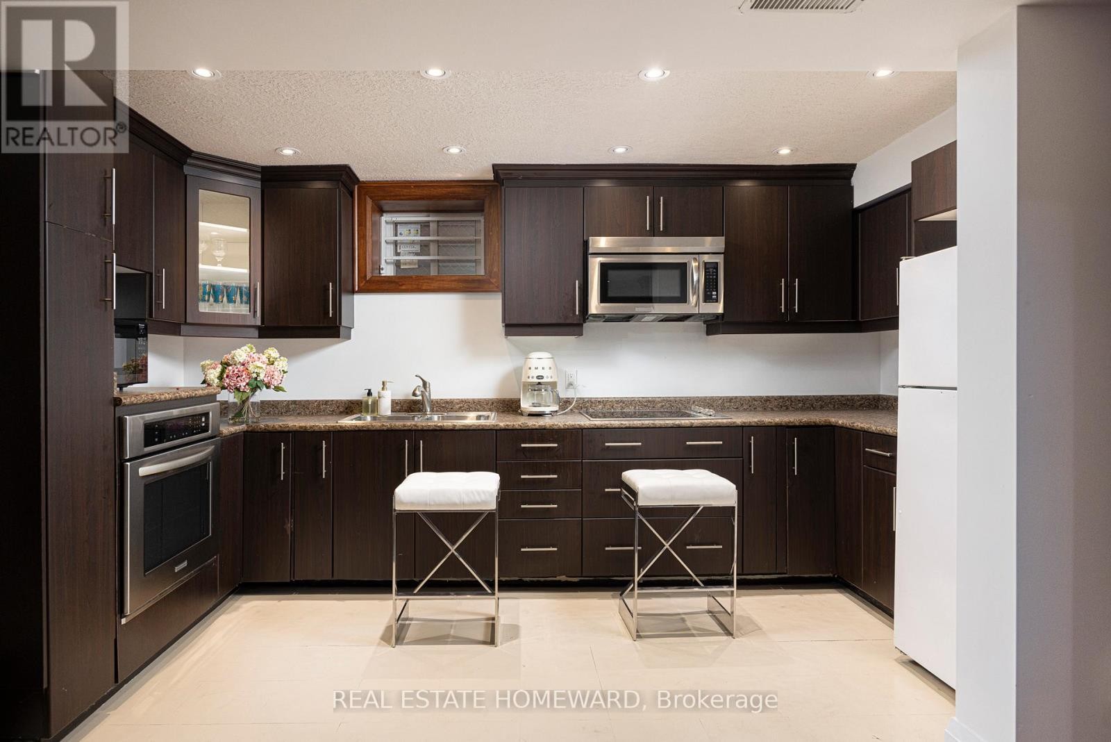 












2 PARK AVENUE

,
Toronto (The Beaches),




Ontario
M4E1B6

