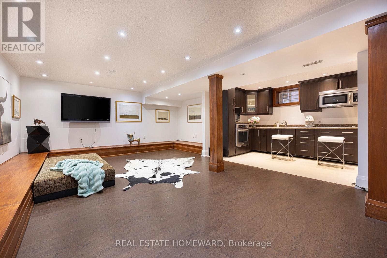 












2 PARK AVENUE

,
Toronto (The Beaches),




Ontario
M4E1B6

