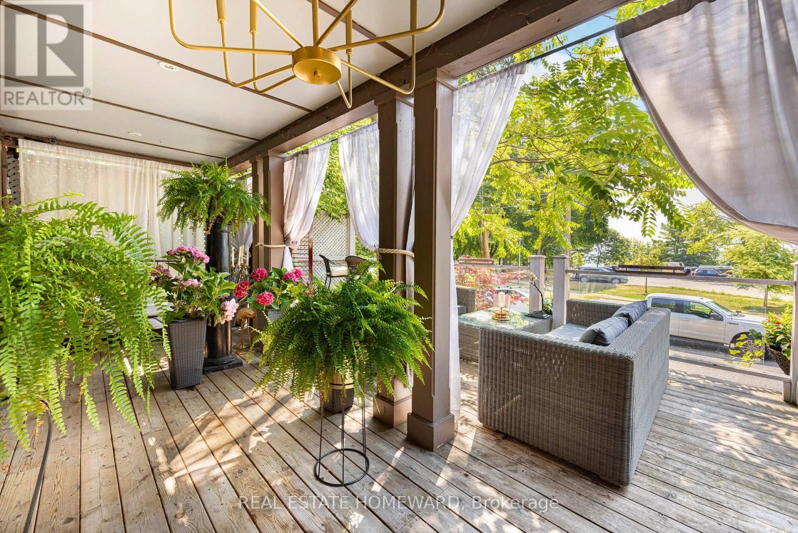 












2 PARK AVENUE

,
Toronto (The Beaches),




Ontario
M4E1B6

