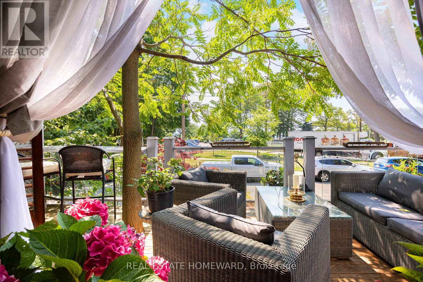 












2 PARK AVENUE

,
Toronto (The Beaches),




Ontario
M4E1B6

