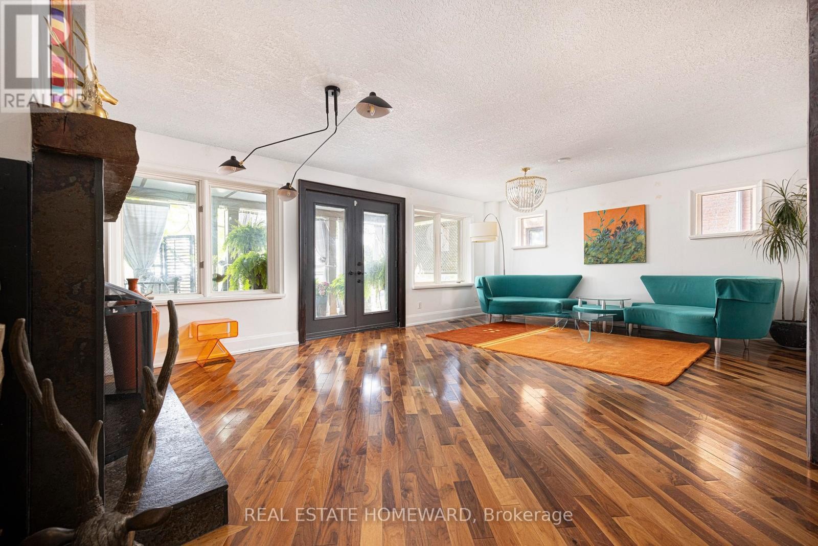 












2 PARK AVENUE

,
Toronto (The Beaches),




Ontario
M4E1B6

