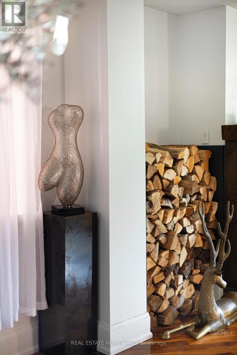 












2 PARK AVENUE

,
Toronto (The Beaches),




Ontario
M4E1B6

