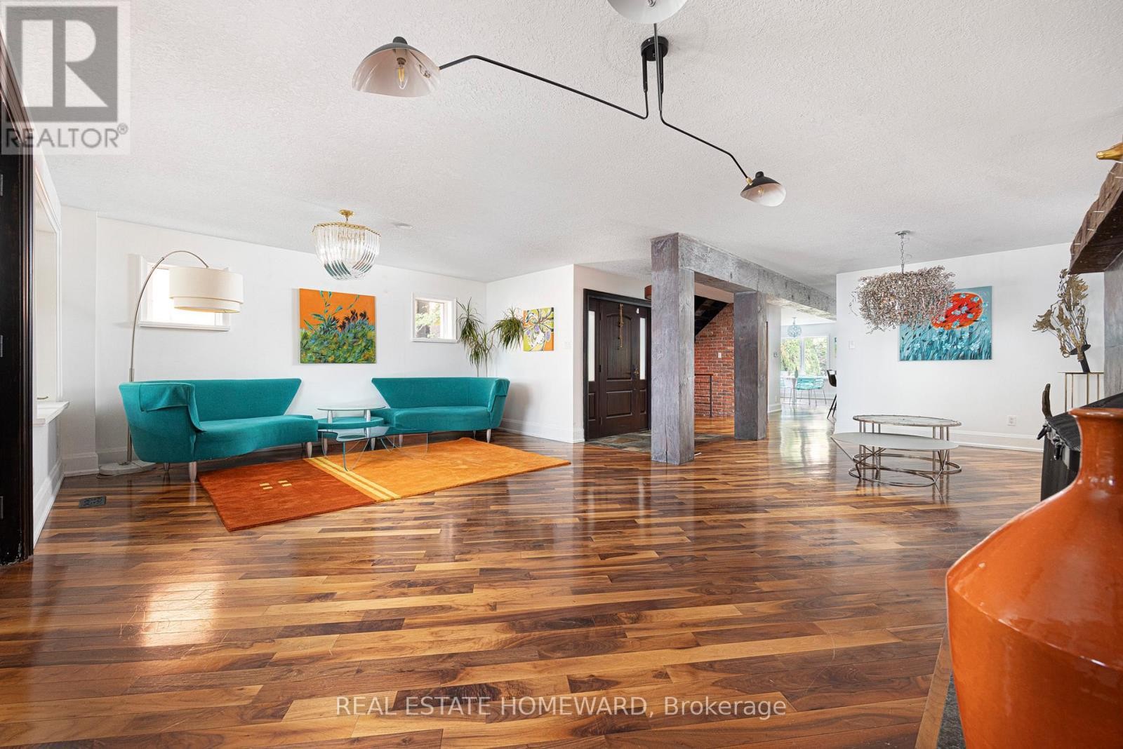 












2 PARK AVENUE

,
Toronto (The Beaches),




Ontario
M4E1B6

