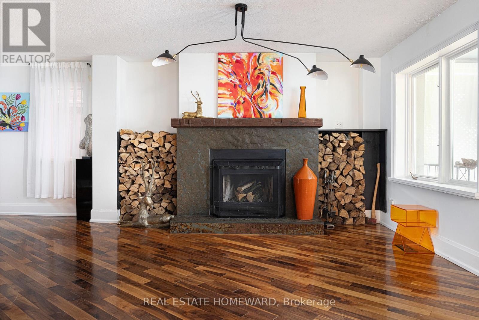 












2 PARK AVENUE

,
Toronto (The Beaches),




Ontario
M4E1B6

