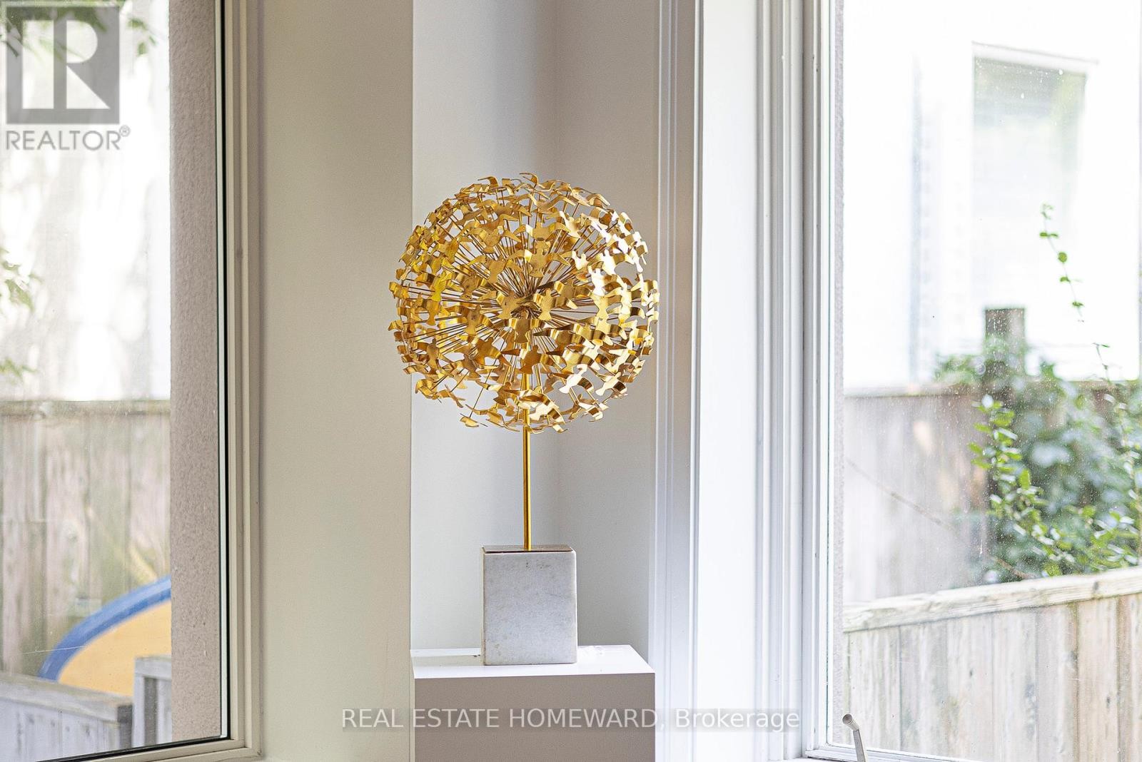 












2 PARK AVENUE

,
Toronto (The Beaches),




Ontario
M4E1B6

