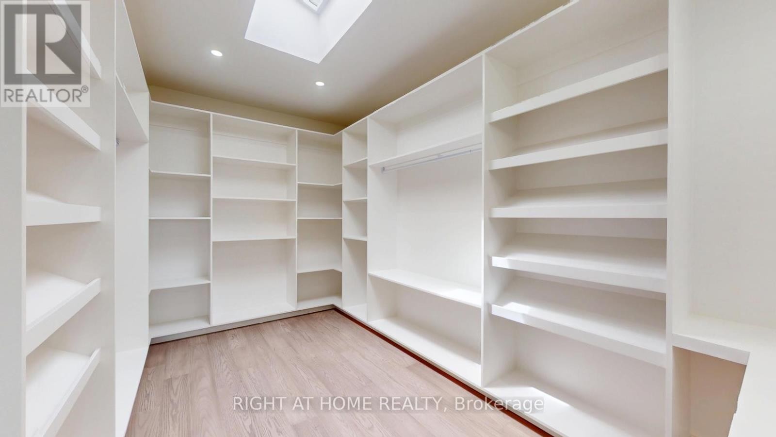 












1988 ROYAL ROAD

,
Pickering (Village East),




Ontario
L1V1Y2

