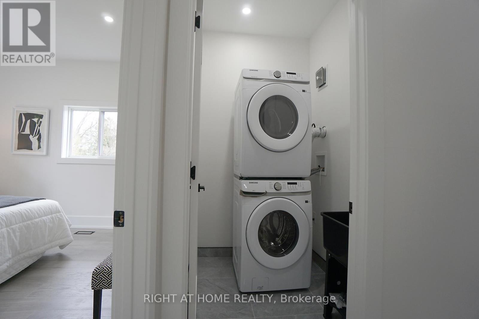 












1988 ROYAL ROAD

,
Pickering (Village East),




Ontario
L1V1Y2

