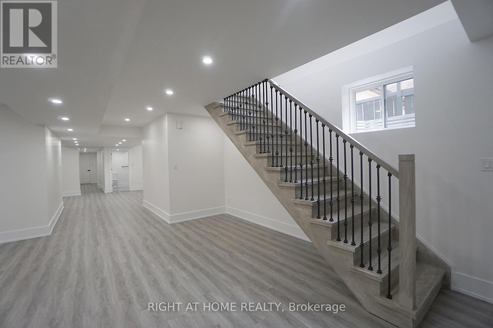 












1988 ROYAL ROAD

,
Pickering (Village East),




Ontario
L1V1Y2

