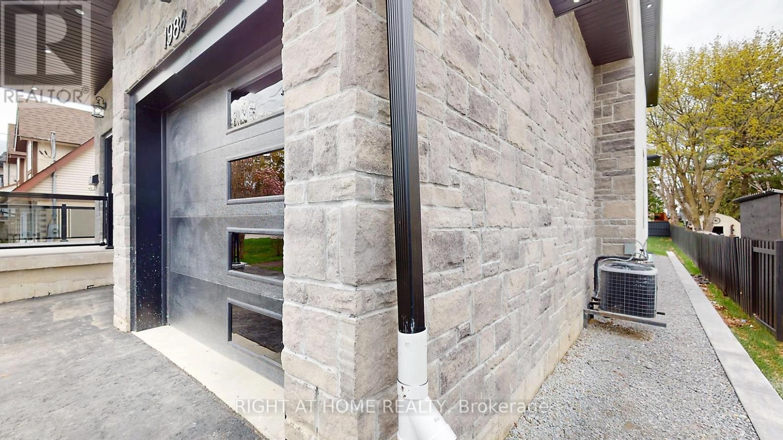 












1988 ROYAL ROAD

,
Pickering (Village East),




Ontario
L1V1Y2

