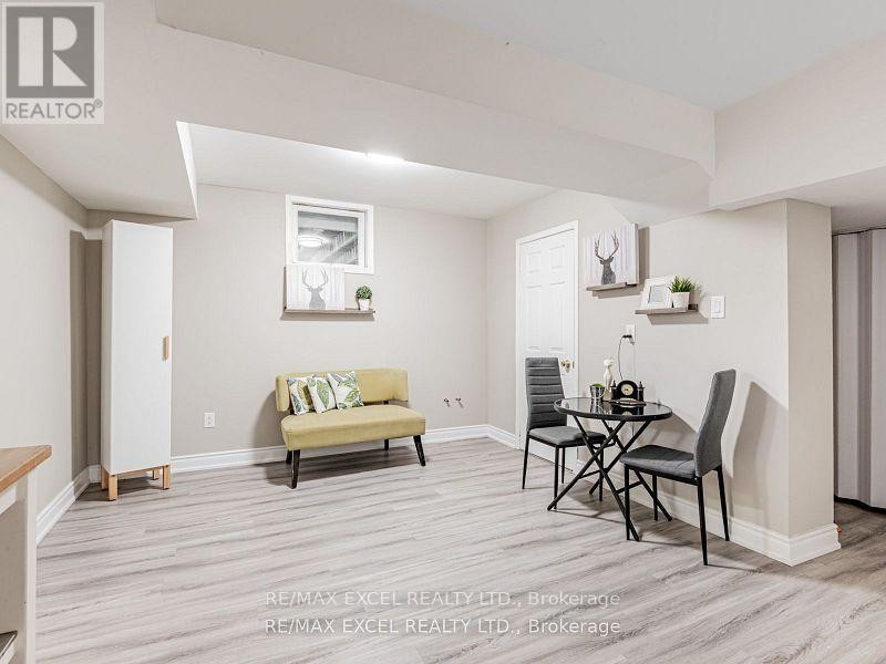 












657 OLD HARWOOD AVENUE

,
Ajax (Northwest Ajax),




Ontario
L1Z1E4

