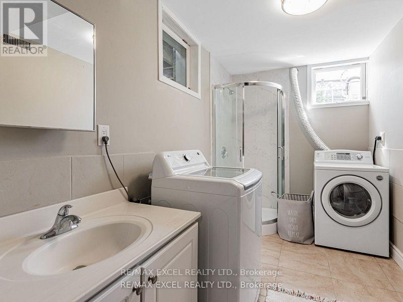 












657 OLD HARWOOD AVENUE

,
Ajax (Northwest Ajax),




Ontario
L1Z1E4

