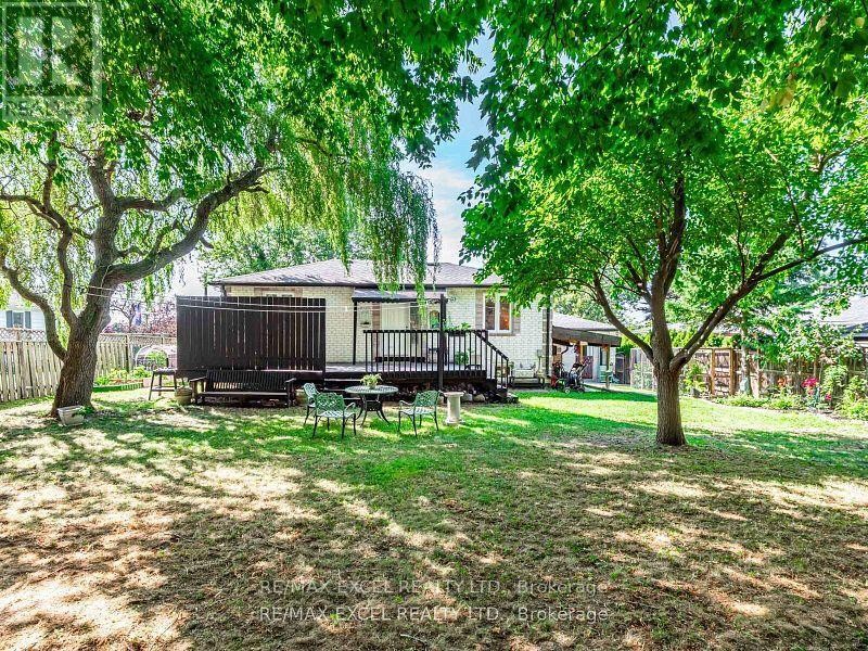 












657 OLD HARWOOD AVENUE

,
Ajax (Northwest Ajax),




Ontario
L1Z1E4

