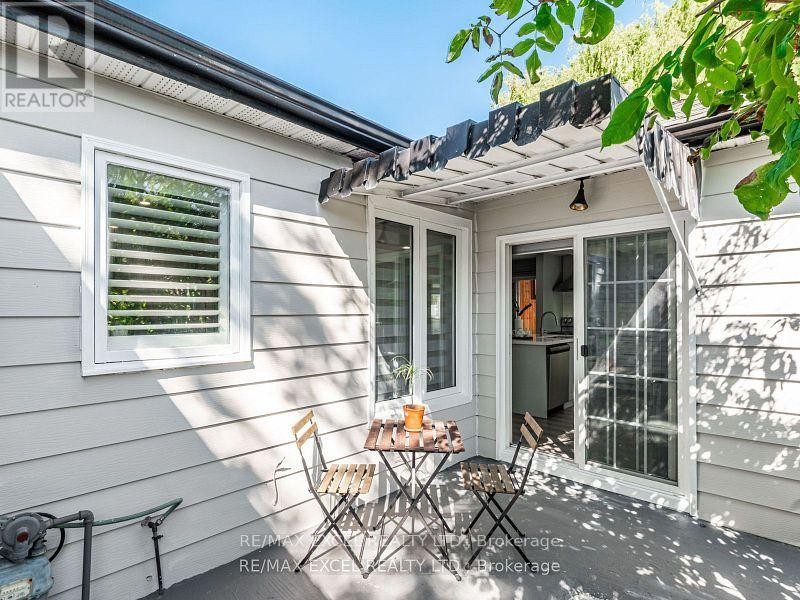 












657 OLD HARWOOD AVENUE

,
Ajax (Northwest Ajax),




Ontario
L1Z1E4

