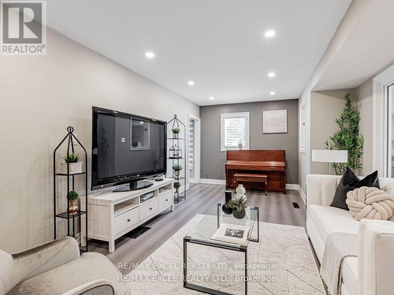 












657 OLD HARWOOD AVENUE

,
Ajax (Northwest Ajax),




Ontario
L1Z1E4

