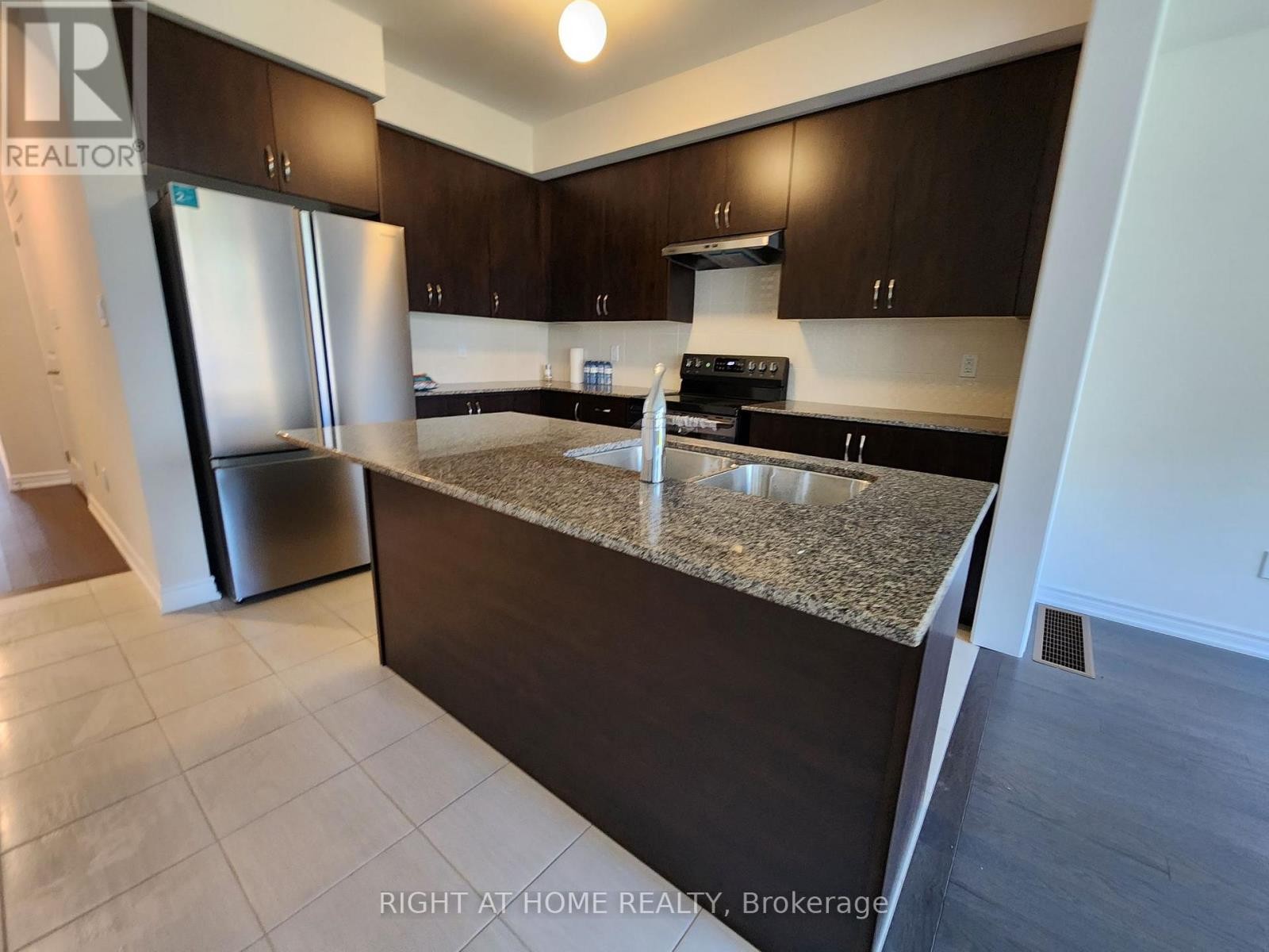 












21 COHO DRIVE N

,
Whitby (Lynde Creek),




Ontario
L1P0K4

