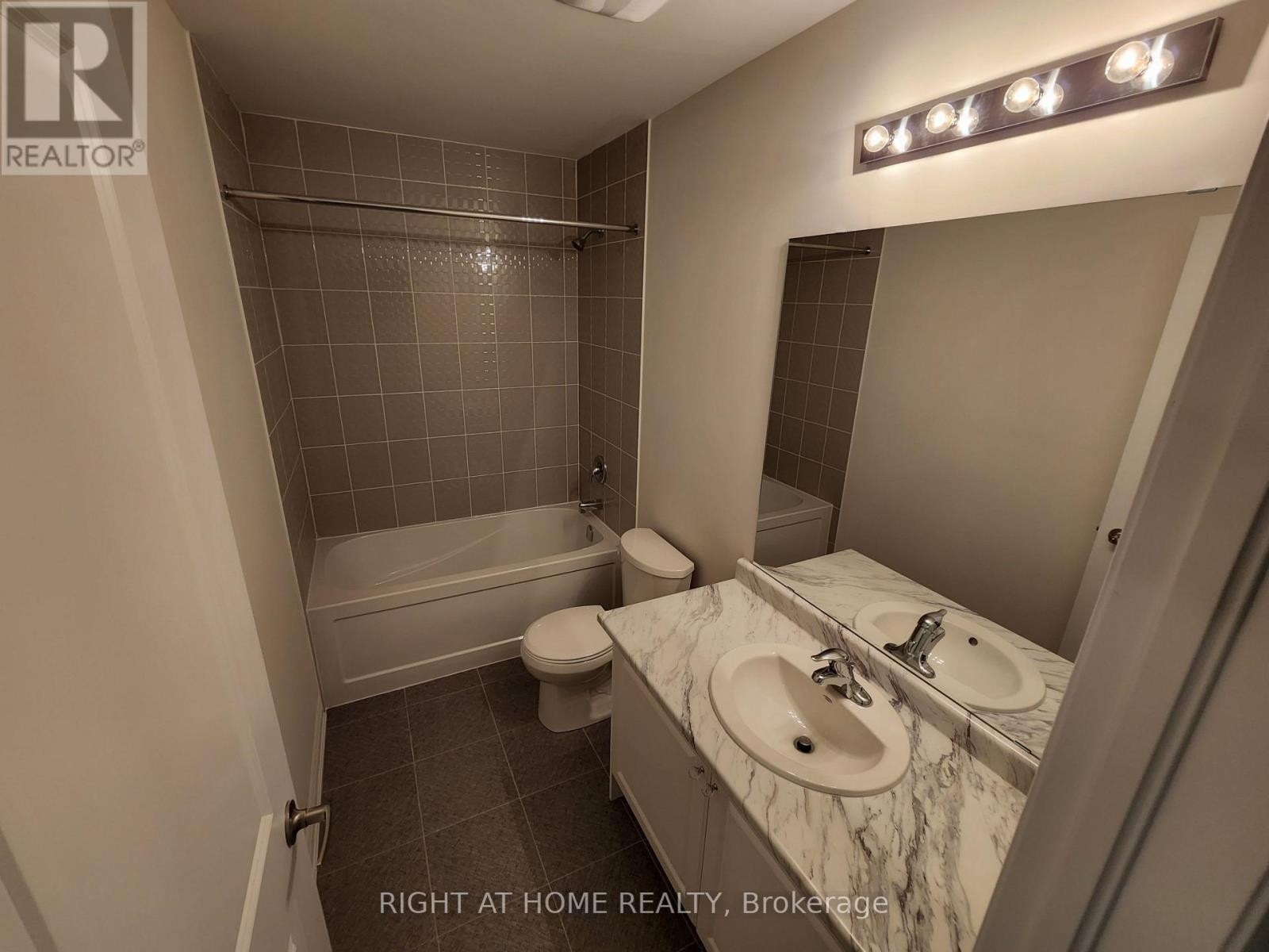 












21 COHO DRIVE N

,
Whitby (Lynde Creek),




Ontario
L1P0K4

