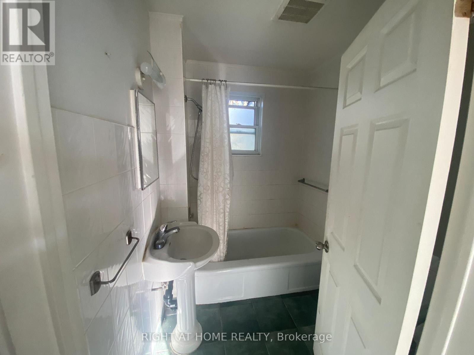 












97 GALLOWAY ROAD E

,
Toronto (West Hill),




Ontario
M1E1W8

