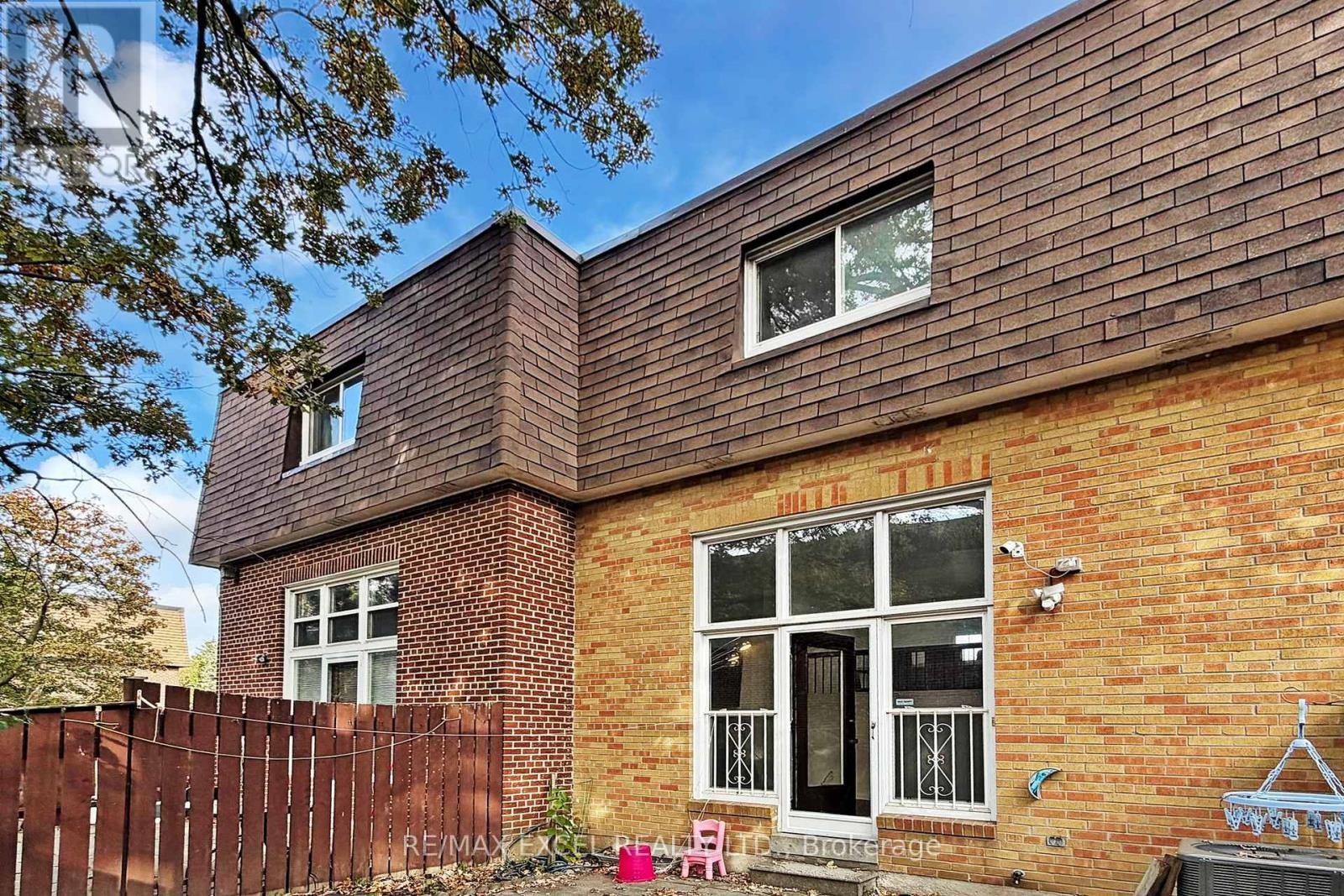 












10 CROCKAMHILL DRIVE

,
Toronto (Agincourt North),




Ontario
M1S3H1

