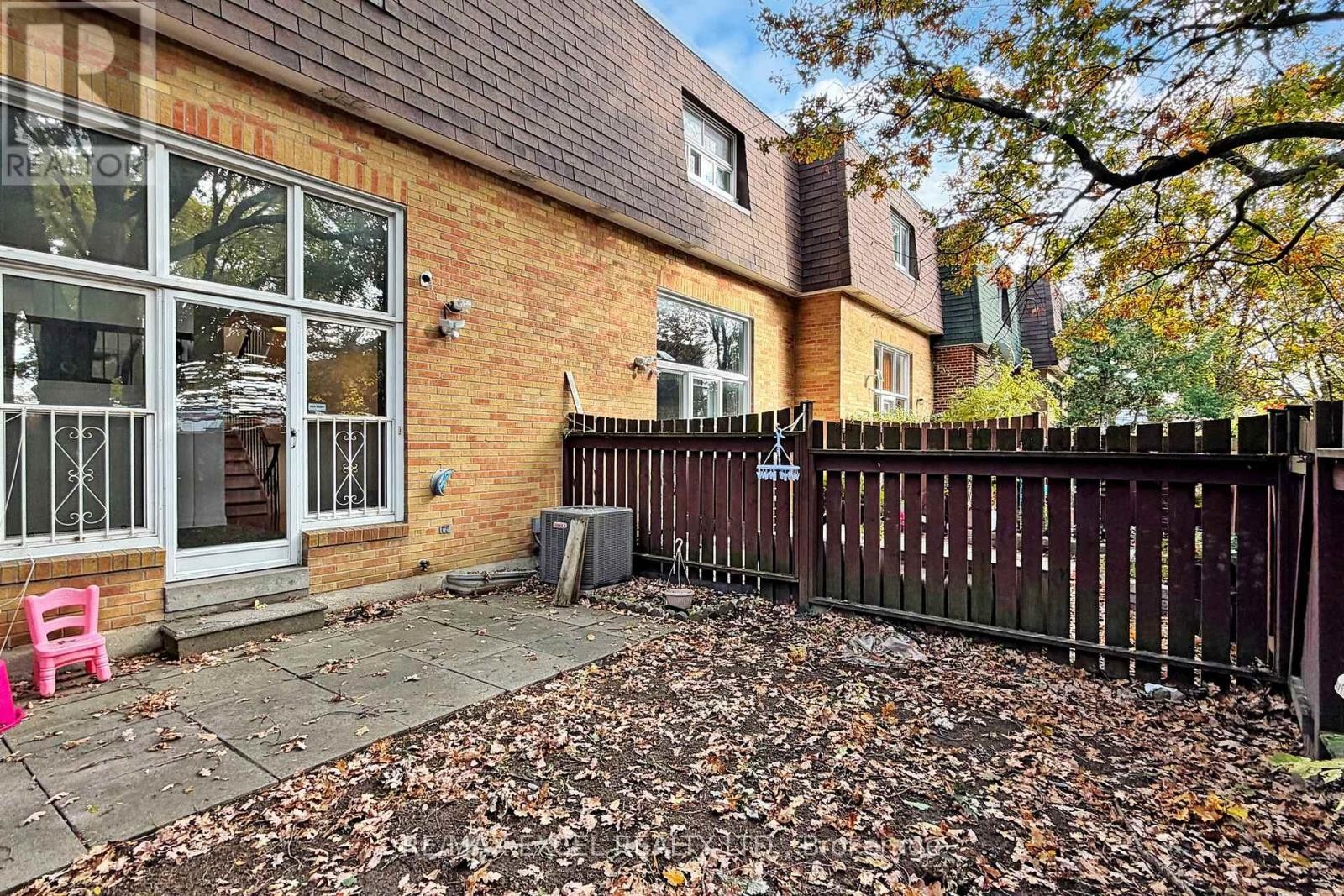 












10 CROCKAMHILL DRIVE

,
Toronto (Agincourt North),




Ontario
M1S3H1

