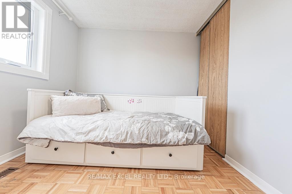 












21 BRIMSTONE CRESCENT

,
Toronto (Agincourt North),




Ontario
M1V3C8

