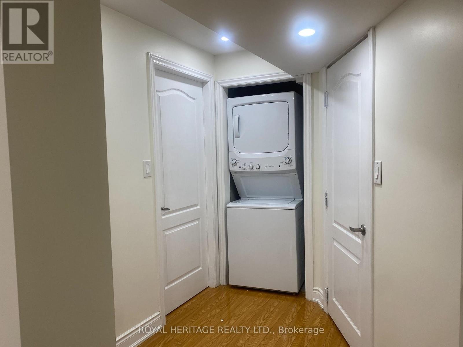 












24 REED DRIVE

,
Ajax (Central),




Ontario
L1S5S1

